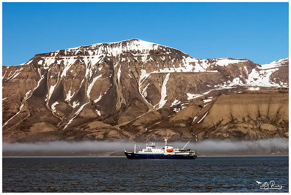 The Plancius in the Adventfjorden near Longyearbyen.