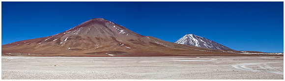 The vulcano Licancabur near the lakes Laguna Verde & Laguna Blanca